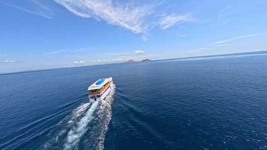 FPV穿越机无人机航拍游艇客船航向巴厘岛