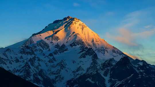 贡嘎雪山日照金山延时