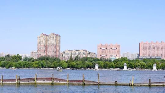 山东济南大明湖公园景区湖面景色与游船游客