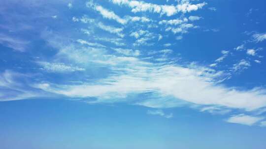 4K白色天堂海滩和蓝色水域背景的日间无人机抽象照片