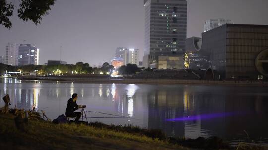 4K夜晚公园河边钓鱼的人