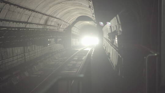 4K青岛地铁进站空镜头