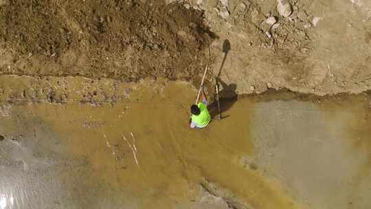 混凝土工人搭建地基的鸟瞰图准备