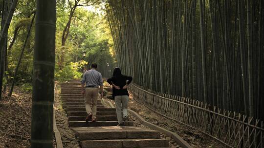 杭州西湖宝石山上的长廊，竹林