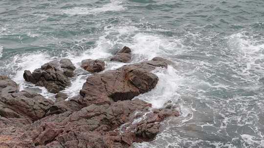 深圳海岸线-大梅沙礁石风起浪涌