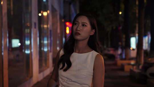 夜晚街道上的女性