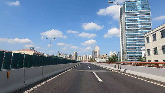 上海封城中的高架公路路况