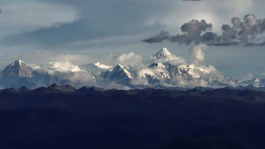 贡嘎雪山日出神山航拍
