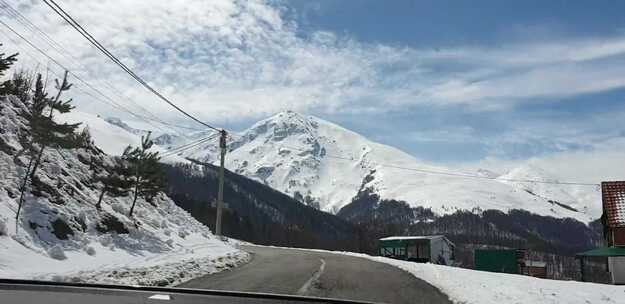 从汽车上看山脉