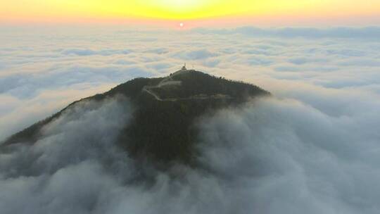 山顶的云景和清真寺