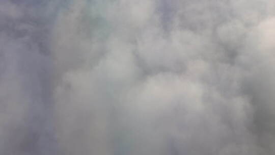 从飞机上看移动的云。白天，蓝天。