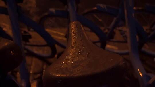 4K雨天夜幕下的共享单车鞍座