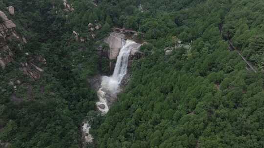 雨后泰山，飞瀑流水