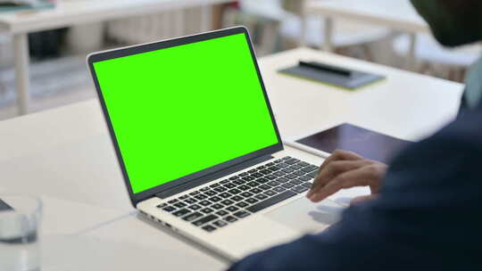 商人使用带有绿色色度键屏幕的笔记本电脑视频素材模板下载