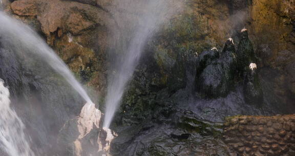 腾冲热海景区温泉水从地下喷涌而出