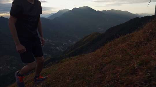 徒步登山脚步走向顶峰