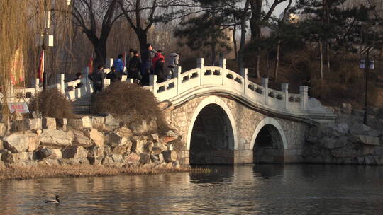推出镜头北京圆明园内湖中的石拱桥