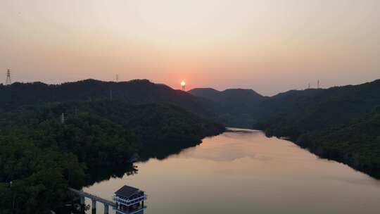 航拍水库夕阳青山绿水全景