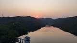 航拍水库夕阳青山绿水全景高清在线视频素材下载