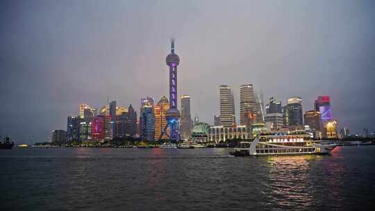 上海外滩东方明珠全景游轮经过