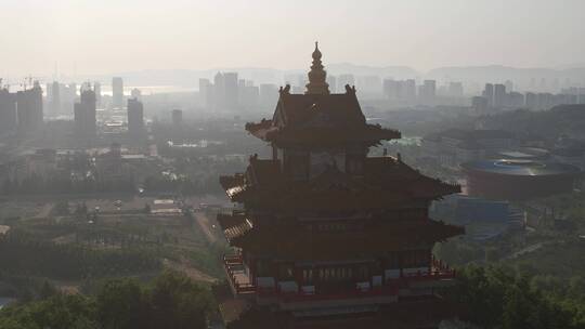 威海华夏城景区 的华夏楼阁与远方城市视频素材模板下载