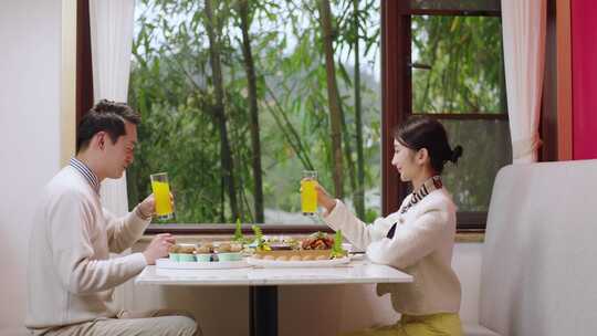 餐厅情侣约会吃饭聊天视频素材模板下载