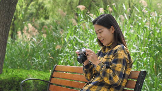 春天中国女性美女在公园拍照