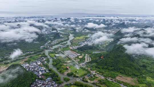 延时云雾缭绕的桂林山水间的村庄鸟瞰全景