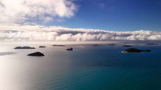 航拍海面与岛屿云海全景