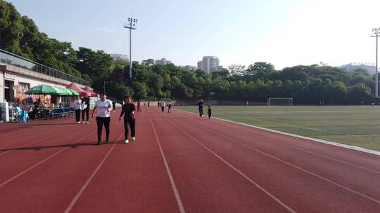 公园跑道足球场早上晨练跑步延时摄影