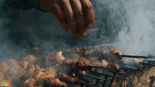 新疆路边烤羊肉串特写慢动作