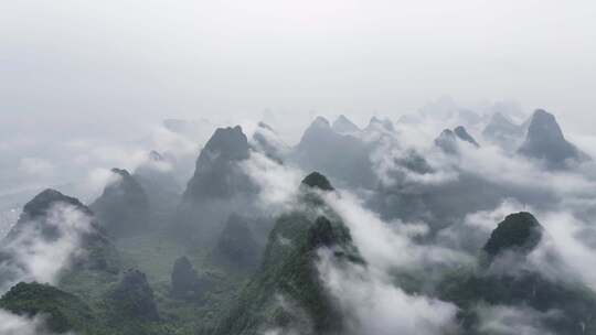 航拍广西桂林烟雨漓江水墨画