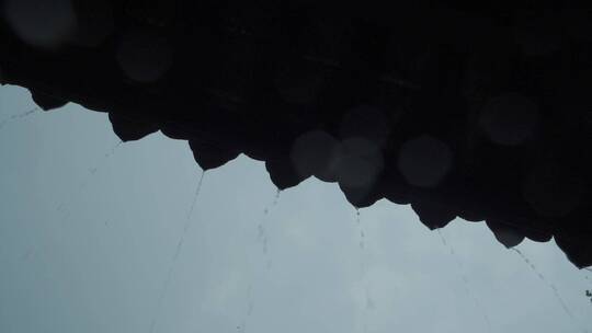 雨天房檐落水雨滴