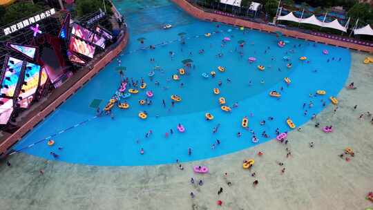 航拍夏天武汉欢乐谷水上乐园游泳的人群