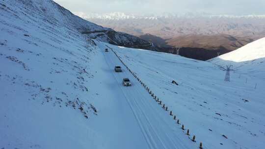 青藏高原达坂山蓝天白云雪景雪山汽车