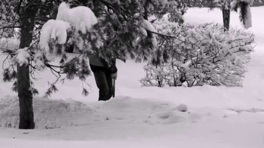 铲雪的人离开人行道