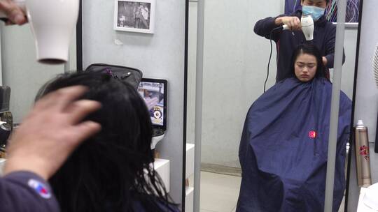 理发店理发师给女孩吹头发1视频素材模板下载