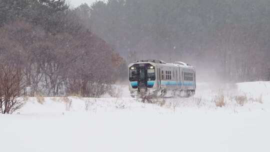 火车行驶在暴雪里视频素材模板下载