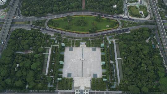 深圳城市中央公园的绿化带与城市主干道车流