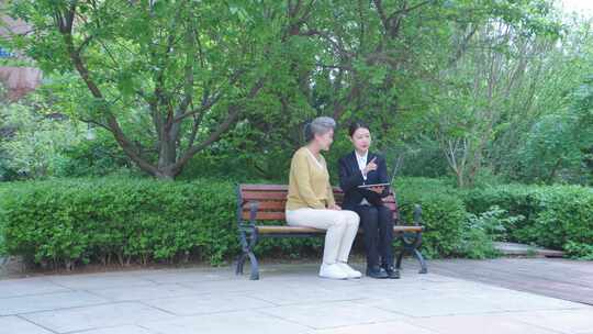 微笑服务 为老人讲解服务 客户讲解