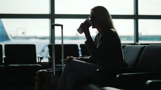 女商人在机场喝咖啡