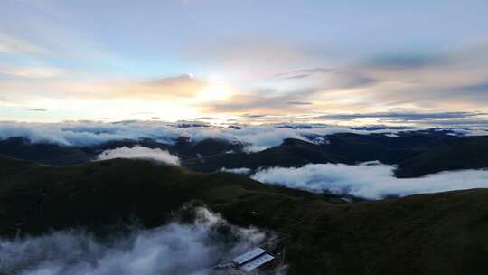 黎明航拍四川西部色达县高山云海朝霞景观