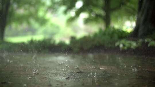 雨中的户外地面，雨水飞溅的自然景象