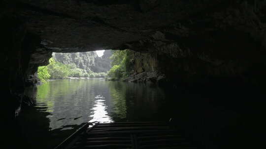 乘船游览与洞穴参观在长安，越南