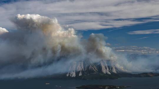 火山喷发冒出的烟雾天际线景观 