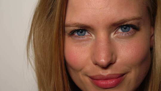 金发模特脸与漂亮的蓝眼睛视频素材模板下载