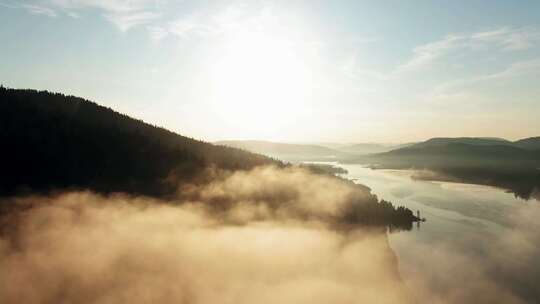 云雾缭绕山河湖海