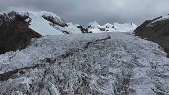 航拍四川第二高峰中山峰冰川冰塔林风光