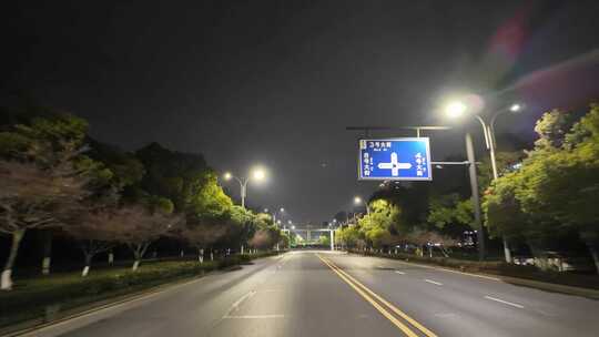 城市夜晚开车第一视角汽车窗外沿途风景马路