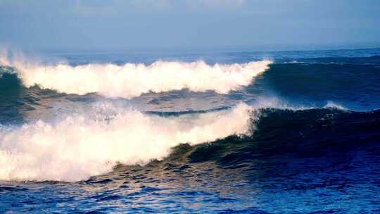 朝前翻涌的海浪海啸浪冲浪